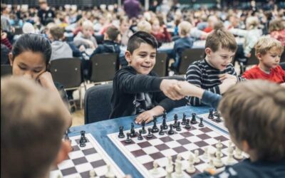 Hjernegymnastik på skakbrættet – læs Anette Prehns anbefaling af denne offline-aktivitet, der både styrker børns kognitive og mentale færdigheder